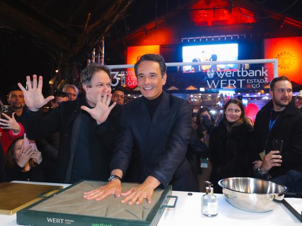 Rodrigo Santoro deixa sua marca na Calçada da Fama do Festival de Cinema de Gramado.(Imagem:AgNews)
