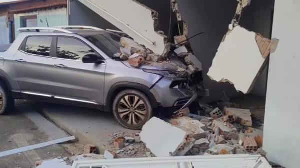 Carro perde o controle e invade casa em Luzilândia; veículo é de secretária.(Imagem:Polícia Militar)