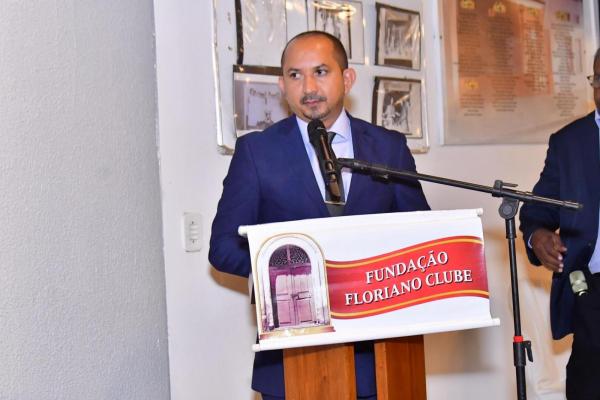 A obra literária trouxe na capa a imagem da Câmara Municipal de Floriano e no seu interior, um artigo de autoria do presidente Marcony.(Imagem:CMF)