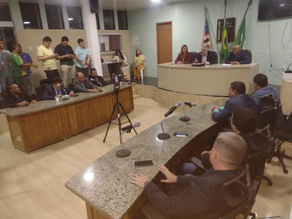 Eleição da nova Mesa Diretora da Câmara de Barão de Grajaú é marcada por gesto simbólico e tensão.(Imagem:FlorianoNews)