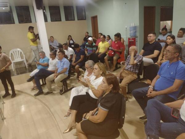 Eleição da nova Mesa Diretora da Câmara de Barão de Grajaú é marcada por gesto simbólico e tensão.(Imagem:FlorianoNews)