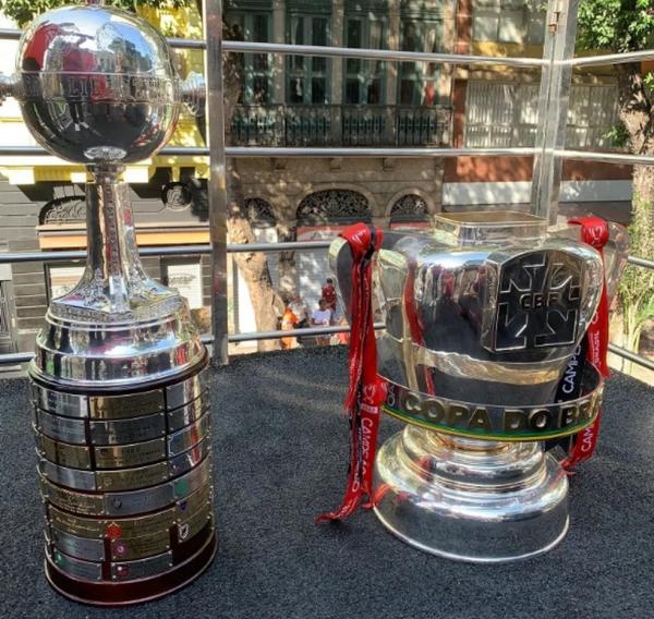  Taças da Libertadores e da Copa do Brasil aguardam os jogadores do Flamengo.(Imagem: Divulgação )