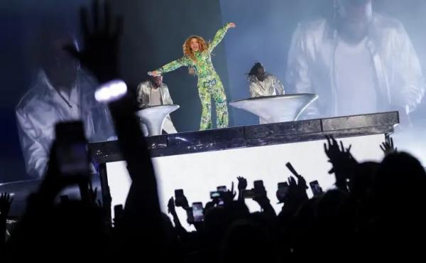 Colombiana abriu o show com uma roupa das cores do Brasil.(Imagem:REUTERS/Ricardo Moraes)