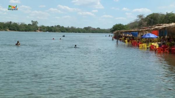 Prainha de água doce em Floriano, entre Piauí e Maranhão, atrai milhares de turistas durante o B-R-O Bró.(Imagem:Reprodução)