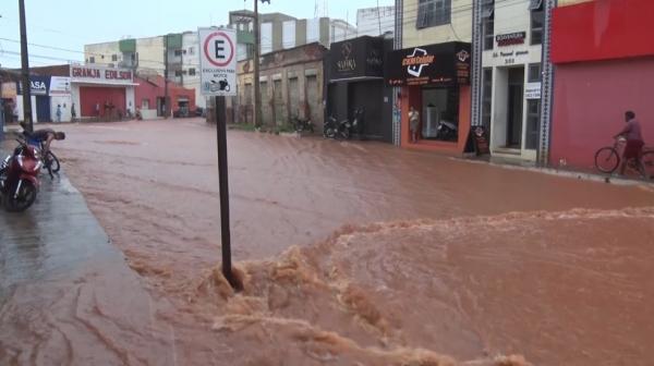 Picos tem ruas e avenidas alagadas após chuva de mais de 10 horas.(Imagem: TV Clube)