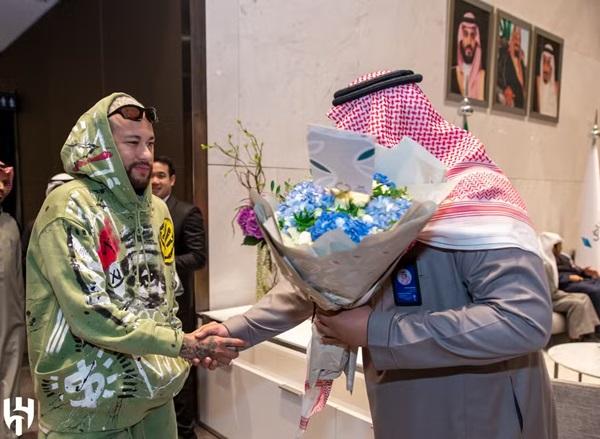 Neymar é recebido com flores em sua volta à Arábia Saudita(Imagem:Divulgação/Al-Hilal)