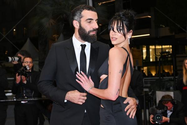 Dua Lipa e Romain Gavras no Festival de Cannes.(Imagem:Stephane Cardinale - Corbis/Corbis via Getty Image)