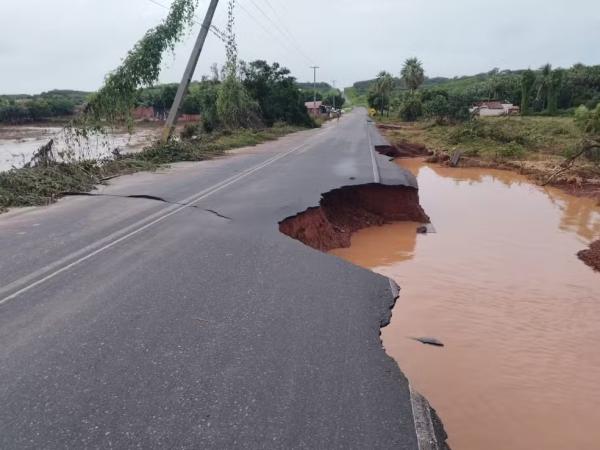 Chuvas cortam estrada em Itainópolis, no Piauí.(Imagem:Reprodução)