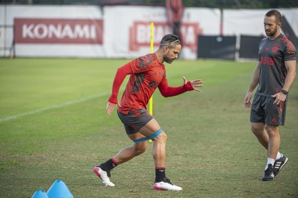 Diego no treino do Fla. Volante não fica à disposição para o jogo da Libertadores.(Imagem:Alexandre Vidal/Flamengo)