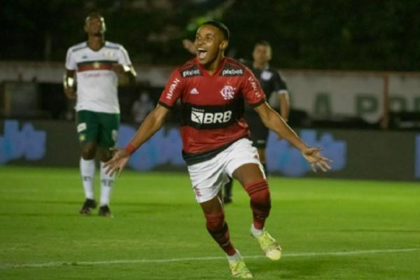 O início da partida deu a impressão de que o jovem time do Flamengo iria atropelar a Portuguesa. Com uma forte marcação na saída de bola e velocidade no ataque, a equipe da Gávea a(Imagem:Reprodução)