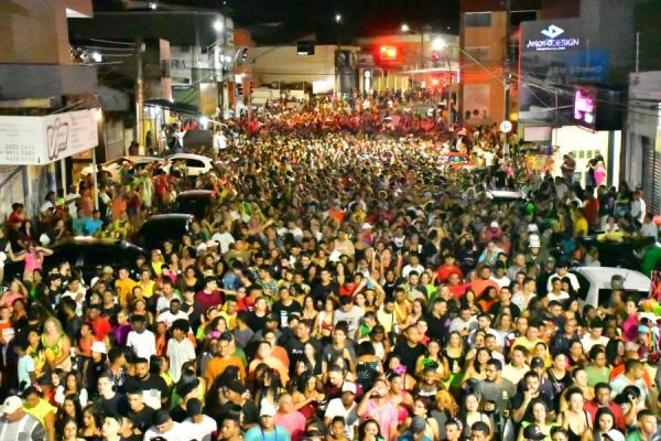 Segundo arrastão com Dany Melody fez multidão delirar de alegria no carnaval de Floriano(Imagem:Secom)