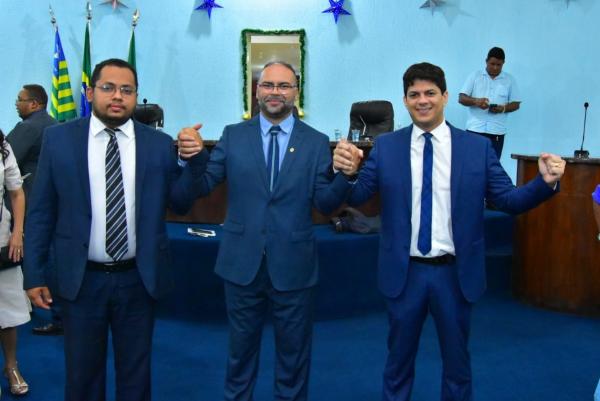 Vereador Dessim Almeida, eleito 1º secretário, vereador Joab Curvina, reeleito presidente da Câmara, e vereador Enéas Maia, eleito vice-presidente.(Imagem:CMF)