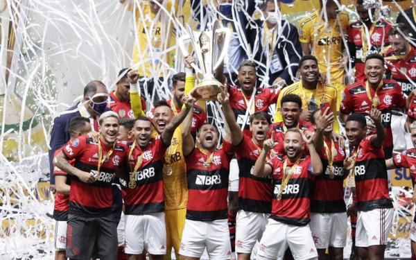 Flamengo levanta a taça da Supercopa 2021.(Imagem:REUTERS/Ueslei Marcelino)