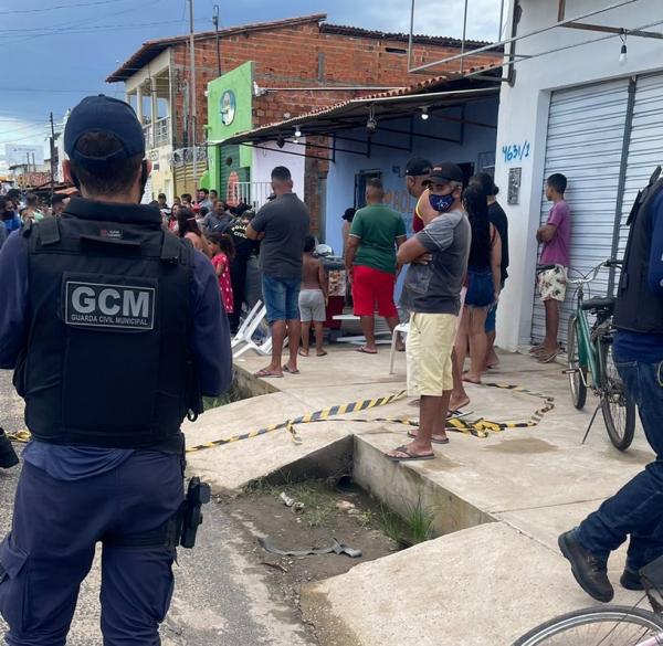 Segundo a Polícia Militar, Marcelo usava uma tornozeleira eletrônica, e tinha passagens por porte ilegal de arma de fogo e tráfico de drogas.  Os policiais militares isolaram o loc(Imagem:Reprodução)