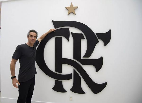 Paulo Sousa em visita ao Ninho na sexta-feira.(Imagem:Alexandre Vidal / CRF)