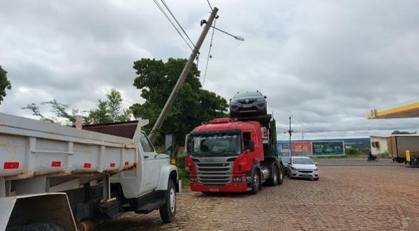 Poste de energia elétrica com estrutura comprometida gera risco iminente de queda.(Imagem:Divulgação)