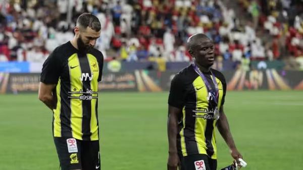 Benzema e Kanté, com as medalhas de prata após derrota do Al-Ittihad para o Al-Hilal na Supercopa Saudita.(Imagem:Stringer/Reuters)