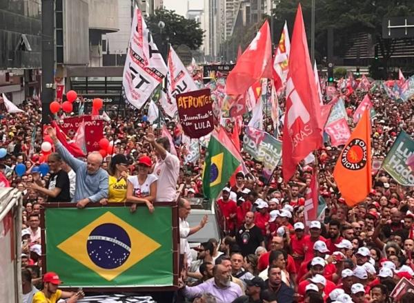 Lula em campanha na Avenida Paulista, em São Paulo.(Imagem:Patricia Falcoski/TV Globo)