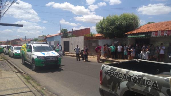 Mulher foi morta na porta da residência da Zona Leste de Teresina.(Imagem:Edigar Neto/TV Clube)
