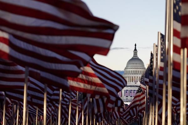 Domo do Capitólio dos EUA é visto a partir da instalação das bandeiras no Passeio Nacional, em Washington, em 20 de janeiro de 2021.(Imagem: Julio Cortez/AP)