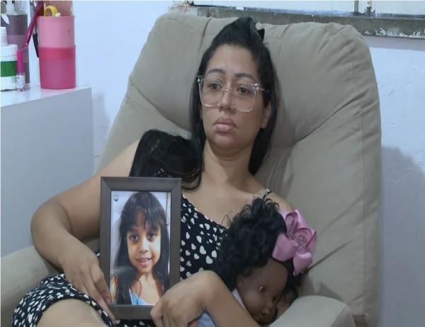 Mãe chora e pede Justiça ao relatar morte da filha de 6 anos quando policial reagiu a assalto (Imagem:Reprodução)