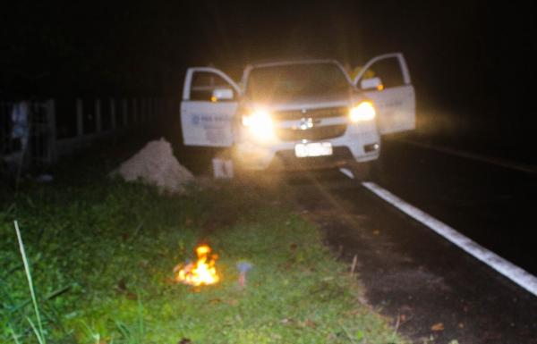 Equipamentos de proteção foram queimados na porta de cemitério no Piauí.(Imagem:Arquivo Pessoal/Thiago)