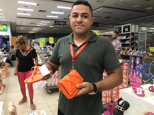  Jhoney Monteiro, chefe do setor de calçados do Armazém Paraíba.(Imagem:FlorianoNews)