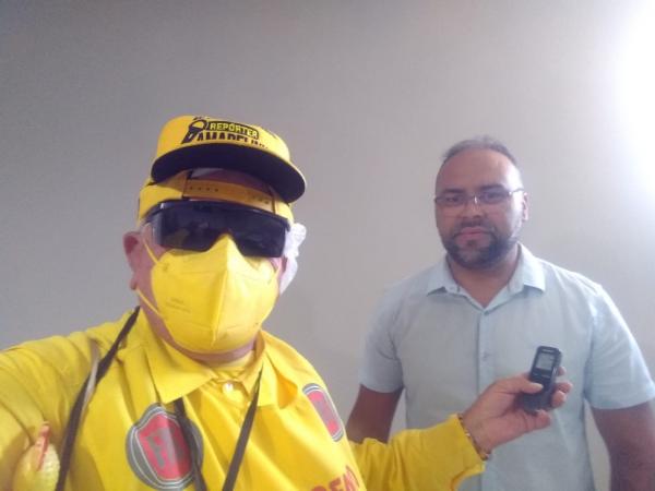 Joab Curvina com o repórter Amarelinho(Imagem:FlorianoNews)