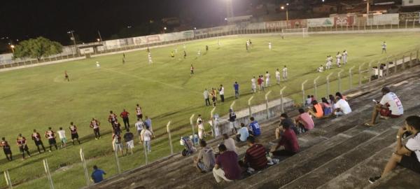 Torcedores que compareceram ao Estádio Tiberão.(Imagem:FlorianoNews)