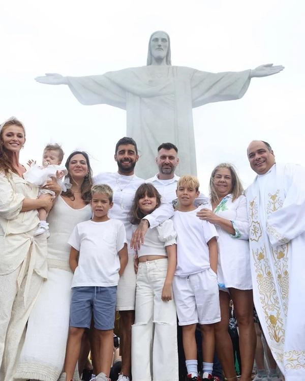 Cintia Dicker abre álbum de fotos do batizado de Aurora(Imagem:Instagram)