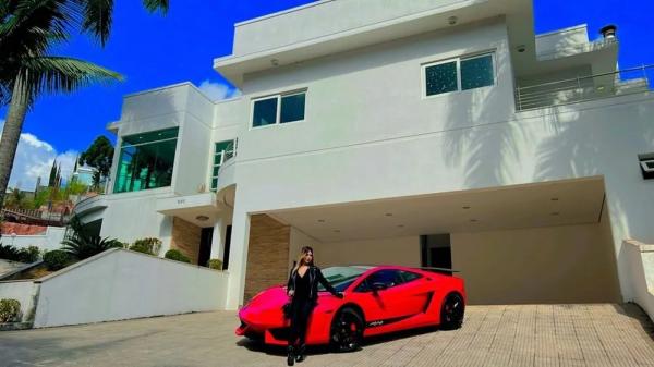 Melody ao lado de um carro de luxo Lamborghini Gallardo.(Imagem:Reprodução/Instagram)