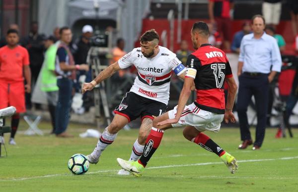 Rogério Ceni, ao fundo, no comando do seu último jogo como técnico do São Paulo, contra o Flamengo, em 2017.(Imagem: Rubens Chiri / saopaulofc.net)