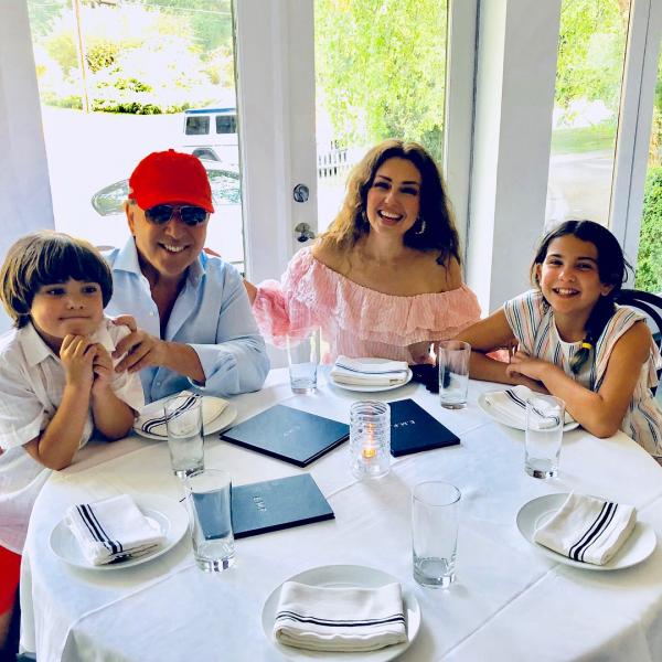 Thalia com marido e filhos.(Imagem: Reprodução/Instagram)