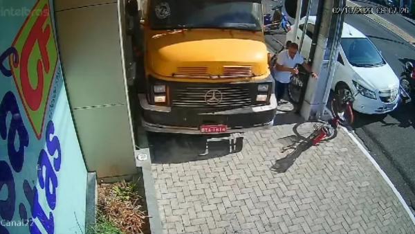 Ciclista quase é atropelado por caminhão desgovernado em Parnaíba (PI).(Imagem:Reprodução)