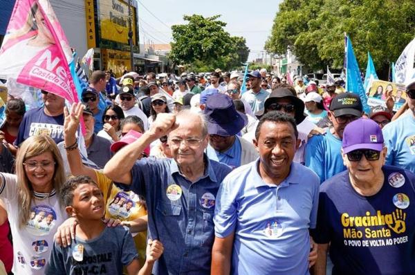 Mão Santa acompanha Sílvio e Joel em caminhada com multidão em Parnaíba.(Imagem:Ascom/Silvio Mendes e Joel)