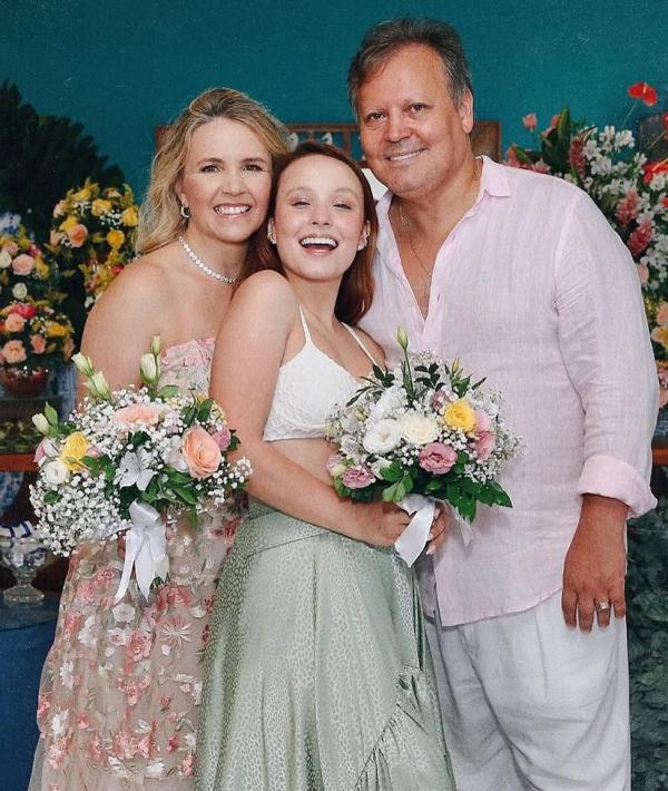 Larissa Manoela entre os pais, Silvana e Gilberto, na renovação dos votos de casamento deles em 2020, quando completaram 25 anos de união.(Imagem:Reprodução/Instagram)