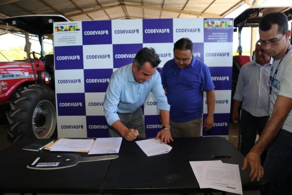 Ciro realiza entrega de equipamentos agrícolas com diversos prefeitos.(Imagem:Ascom)