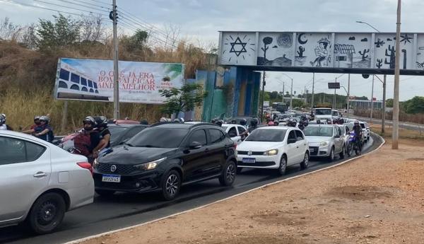 Fila de carros na Avenida Padre Pietrogrande, Zona Sudeste de Teresina.(Imagem:Viviana Cruz/TV Clube)