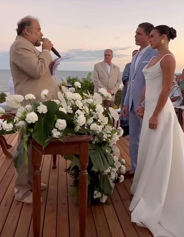 Otávio Muller e os noivos (Imagem: Reprodução/Instagram)