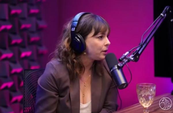 Regiane Alves em entrevista no podcast Papagaio Falante.(Imagem:reprodução/youtube)