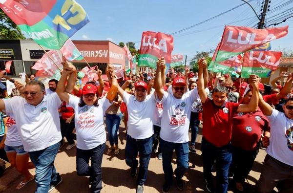 Rafael Fonteles (PT) e Wellington Dias (PT) caminharam pelas ruas de Altos em apoio a Lula.(Imagem:Alysson Dinis)