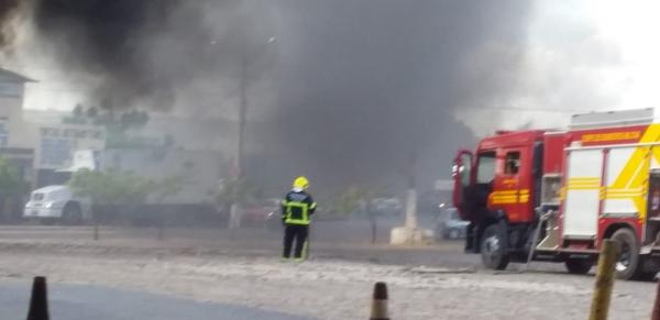 Bombeiros tentando conter as chamas.(Imagem:Reprodução)