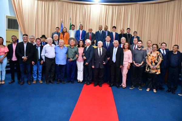 Câmara Municipal homenageia todos os vereadores de Floriano em sessão solene.(Imagem:CMF)