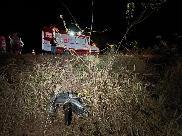 Homem cai de moto, bate a cabeça em pedra e morre ao sair da estrada em Pedro II, no Piauí.(Imagem: Portal P2)