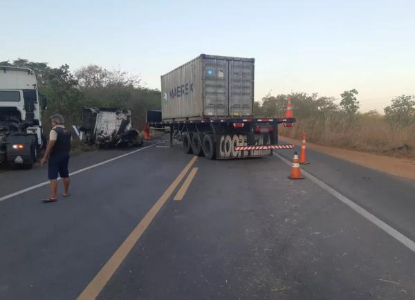 Acidente envolvendo dois caminhões na BR-343, em Altos, no Piauí.(Imagem:Divulgação/PRF)