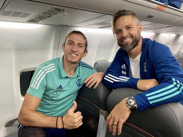 Filipe Luís e Diego em voo fretado do Flamengo para o Equador.(Imagem:Alexandre Vidal / CRF)