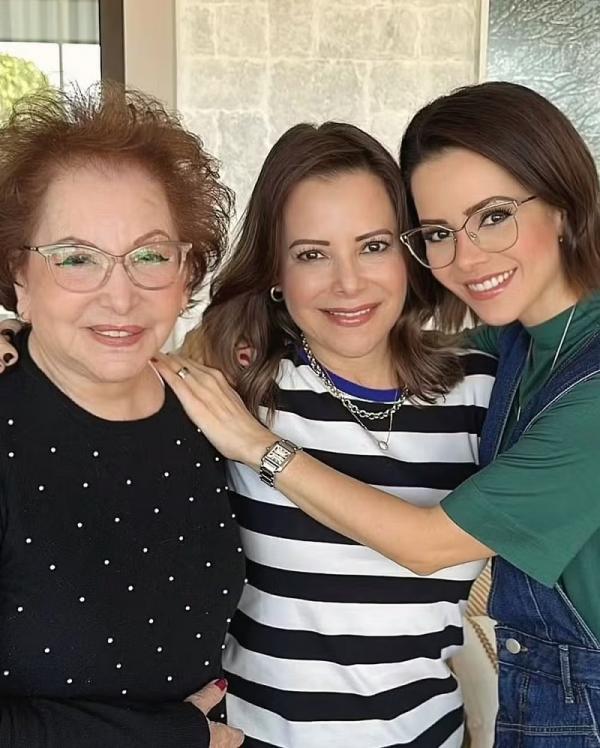 Sandy fez uma homenagem para a mãe e a avó.(Imagem:Reprodução/Instagram)