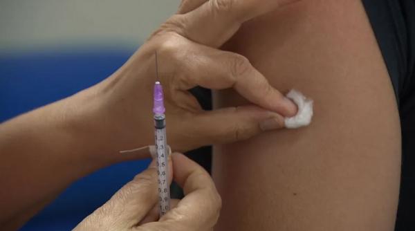 Aplicação da vacina contra a gripe.(Imagem:Ricardo Custódio/EPTV)