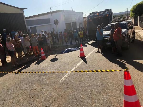 Mulher morre após ser atropelada por caminhão de lixo no Piauí.(Imagem:PM-PI)