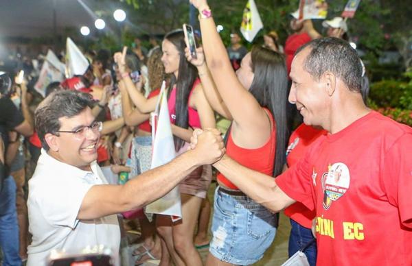 Rafael Fonteles e Wellington Dias realizam caminhada em Miguel Alves.(Imagem:Divulgação)